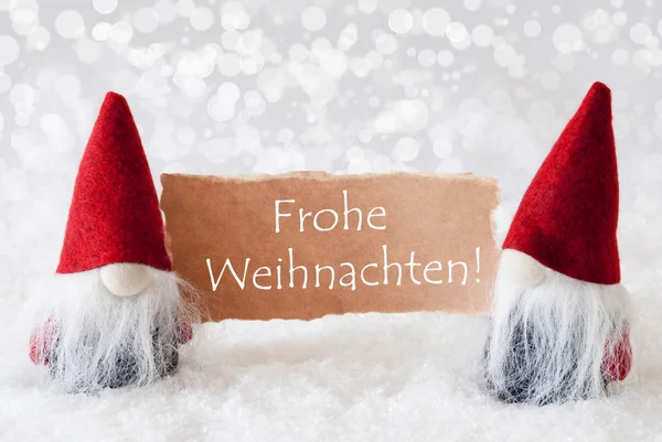 Gnomos rojos con tarjeta, Frohe Weihnachten significa Feliz Navidad — Foto de Stock
