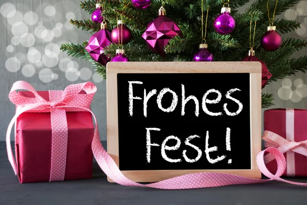 Baum mit Geschenken, Bokeh, Text frohes Fest bedeutet frohe Weihnachten — Stockfoto