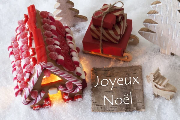 Gingerbread House, släde, snö, Joyeux Noel betyder god jul — Stockfoto