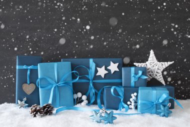 Noel dekorasyon, siyah çimento duvar, kar, kar taneleri ile mavi hediyeler
