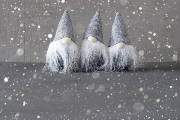 Gnomos mágicos, Parede de cimento cinza, Cópia de espinha, Flocos de neve — Fotografia de Stock