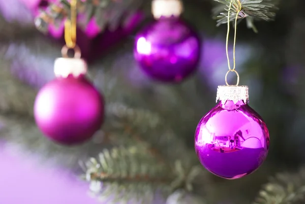 Rozmazané vánoční strom s růženín koule — Stock fotografie