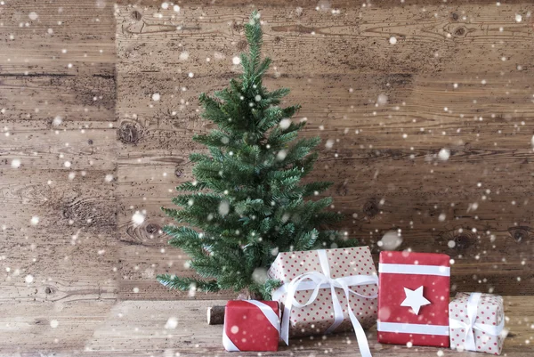 Kerstboom met geschenken, sneeuwvlokken — Stockfoto