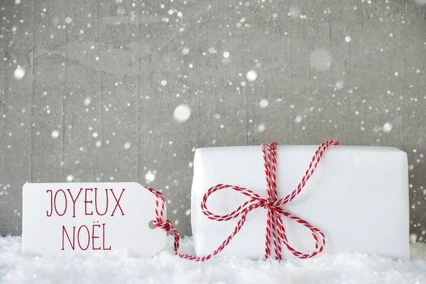 Regalo, Fondo de cemento con copos de nieve, Joyeux Noel significa Feliz Navidad — Foto de Stock