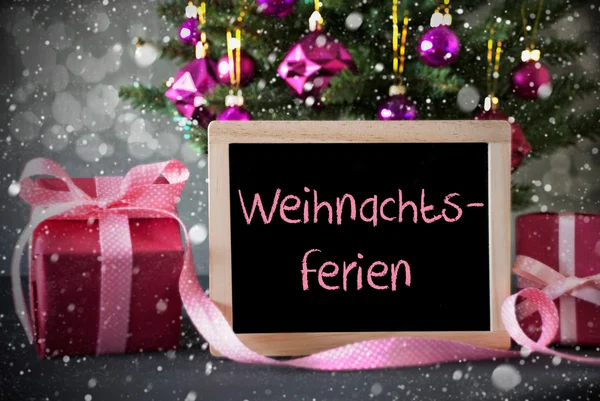 Baum mit Geschenken, Schneeflocken, Bokeh, Weihnachtsferien bedeutet Weihnachtspause — Stockfoto