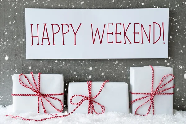 Regalo blanco con copos de nieve, texto feliz fin de semana —  Fotos de Stock