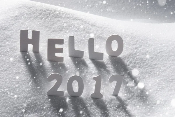 Text Hello 2017 s bílými písmeny na sněhu, sněhové vločky — Stock fotografie