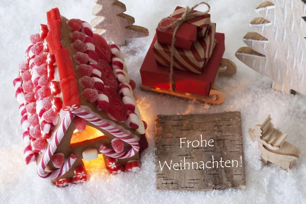 Gingerbread House, Sled, śnieg, Frohe Weihnachten oznacza Wesołych Świąt — Zdjęcie stockowe