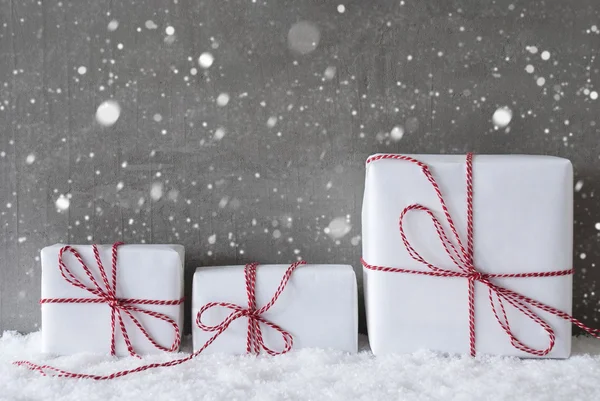 Drei weiße Geschenke mit Schneeflocken, Kopierraum — Stockfoto