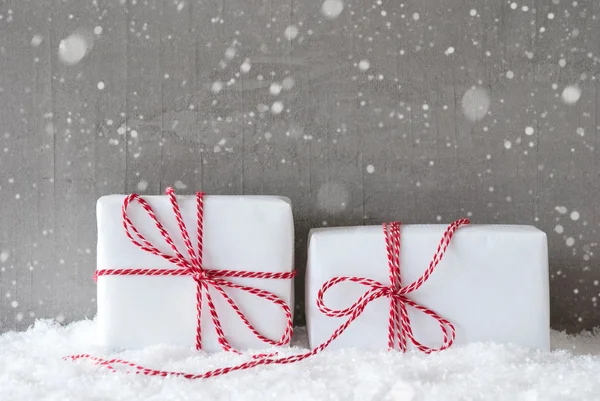 Δύο δώρα με νιφάδες χιονιού, αντιγράψτε χώρο — Φωτογραφία Αρχείου