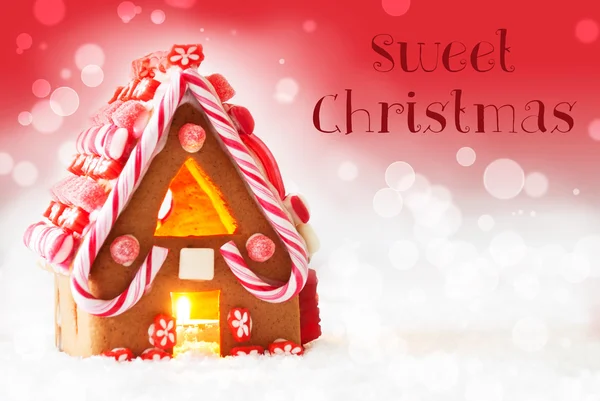 ジンジャーブレッド家、赤の背景、テキストの甘いクリスマス — ストック写真