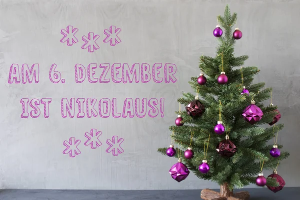 Χριστουγεννιάτικο δέντρο, τσιμεντένιο τοίχος, Νικολάι σημαίνει ημέρα του Νικολάου — Φωτογραφία Αρχείου