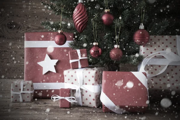 Ностальгічна різдвяна ялинка з подарунками та кулями, сніжинки — стокове фото