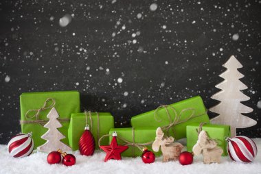 Kırmızı ve yeşil Noel dekorasyon, siyah çimento duvar, kar, kar taneleri