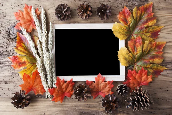 Schoolbord met herfst decoratie en kopieer ruimte — Stockfoto