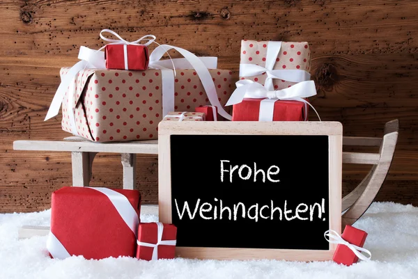 Trineo con regalos en la nieve, Frohe Weihnachten significa Feliz Navidad —  Fotos de Stock