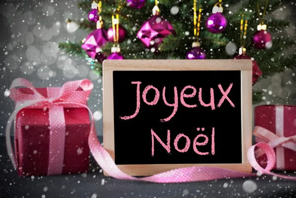 Arbre avec des cadeaux, flocons de neige, Bokeh, Joyeux Noel signifie Joyeux Noël — Photo