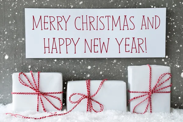 Regalo blanco con copos de nieve, texto Feliz Navidad Feliz Año Nuevo — Foto de Stock