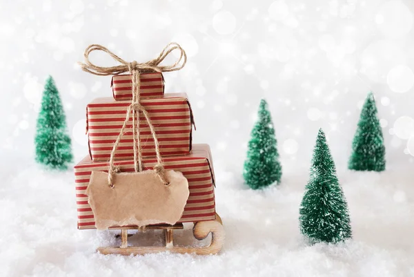 白い背景を持つ雪の上のクリスマスそり、コピースペースラベル — ストック写真