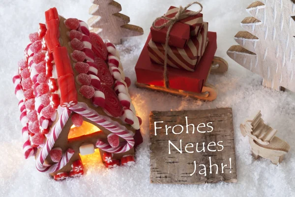 Pepparkakshus, släde, snö, Frohes Neues betyder gott nytt år — Stockfoto