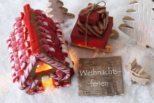 Lebkuchenhaus, Schlitten, Schnee, Weihnachtsferien bedeutet Weihnachtspause — Stockfoto