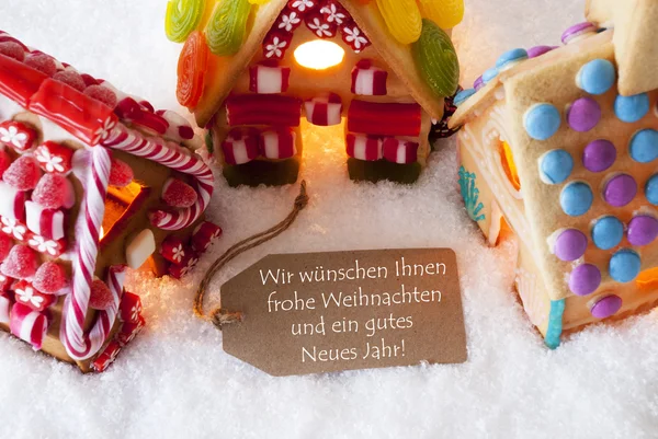 Casa de pão de gengibre colorido, neve, Gutes Neues significa feliz ano novo — Fotografia de Stock