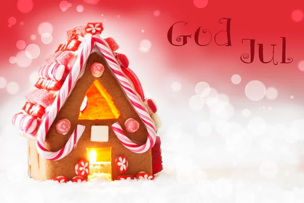ジンジャーブレッドハウス、赤い背景、神ジュールはメリークリスマスを意味します — ストック写真