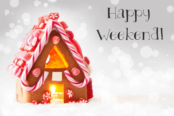 Gingerbread House, srebrny tło, tekst szczęśliwy Weekend — Zdjęcie stockowe