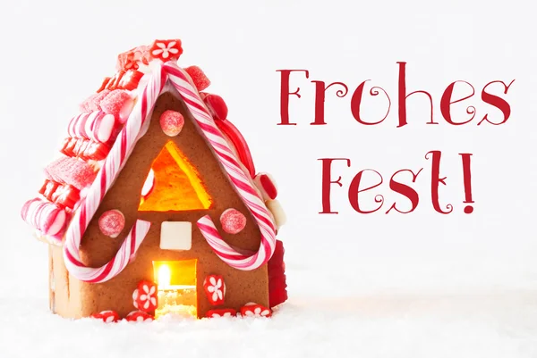 Пряничный домик, белый фон, Frohes Fest означает Счастливого Рождества — стоковое фото