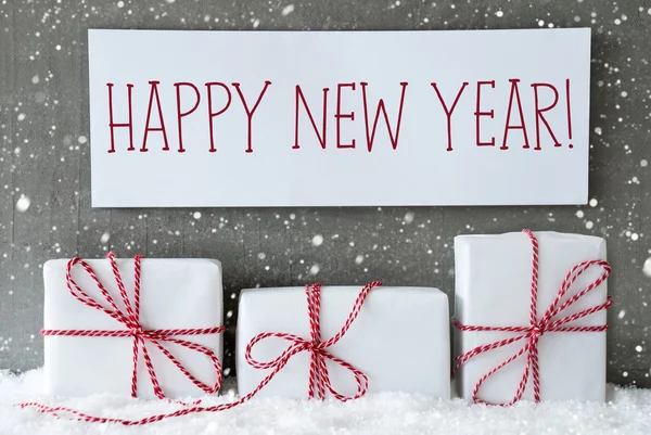 Presente branco com flocos de neve, texto feliz ano novo — Fotografia de Stock