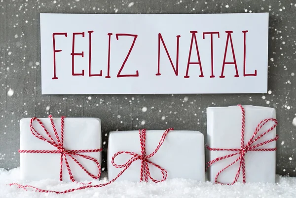 Regalo bianco con fiocchi di neve, Feliz Natal significa Buon Natale — Foto Stock