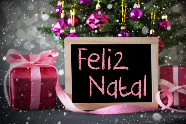 Albero con regali, fiocchi di neve, Bokeh, Feliz Natal significa Buon Natale — Foto Stock