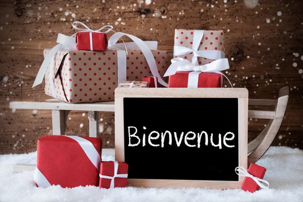 Sleigh met geschenken, sneeuw, sneeuw, Bienvenue betekent dat welkom — Stockfoto
