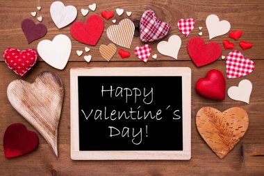 Bir Chalkbord, birçok kırmızı Kalpler, mutlu Sevgililer günü