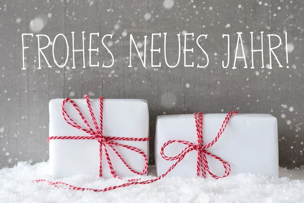 Два подарка со снежинками, Frohes Neues означает с Новым годом — стоковое фото