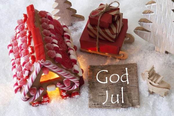 Gingerbread House, sanki, śnieg, God Jul oznacza Wesołych Świąt — Zdjęcie stockowe