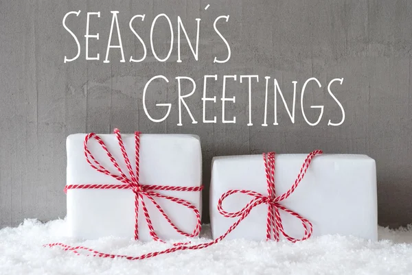 Twee cadeaus met sneeuw, tekst Seasons Greetings — Stockfoto