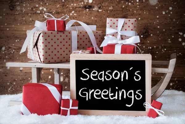 Slee met geschenken, sneeuw, sneeuw, tekst Seasons Greetings — Stockfoto