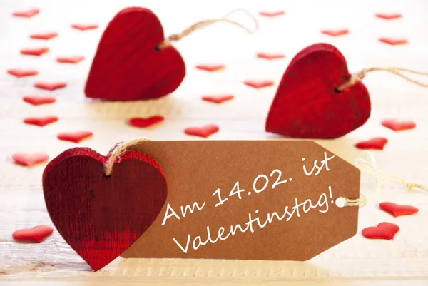 与很多红色的心，Valentinstag 手段情人节标签 — 图库照片