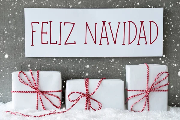 Presente branco com flocos de neve, Feliz Navidad significa Feliz Natal — Fotografia de Stock