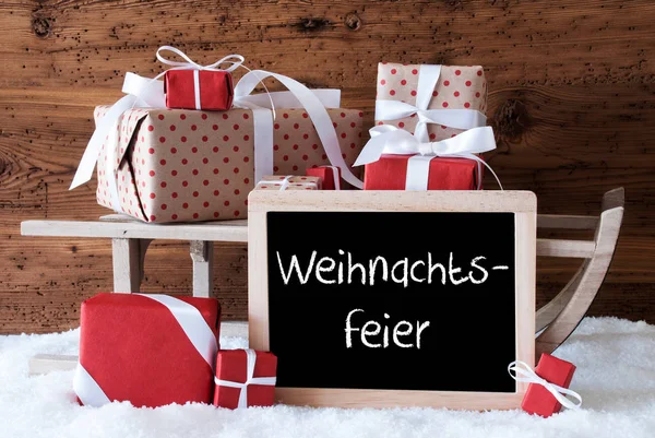 雪、Weihnachtsfeier 意味クリスマス パーティーのプレゼントとそり — ストック写真