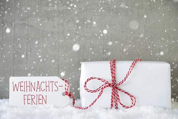 Regalo, Fondo de cemento con copos de nieve, Weihnachtsferien significa vacaciones de Navidad — Foto de Stock