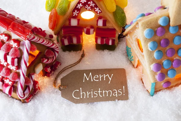 Цветные пряники дом, снег, текст Счастливого Рождества — стоковое фото