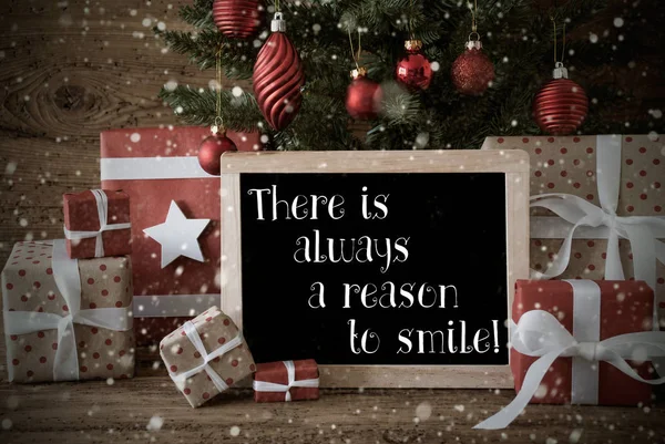Nosztalgikus karácsonyi fa, az ajánlat mindig oka mosolyogni, hópelyhek — Stock Fotó