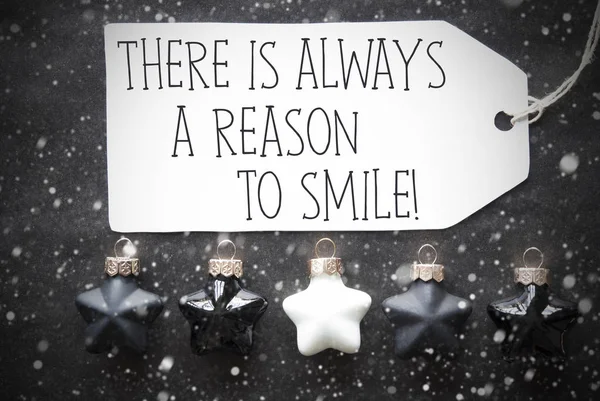 黑色圣诞球，雪花，引用总是原因微笑 — 图库照片