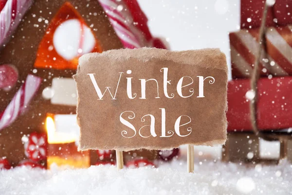 Casa de gengibre com trenó, flocos de neve, venda de inverno de texto — Fotografia de Stock