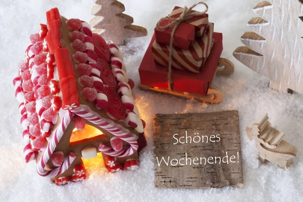 Gingerbread House, sáně, sníh, Schoenes Wochenende znamená šťastný víkend — Stock fotografie