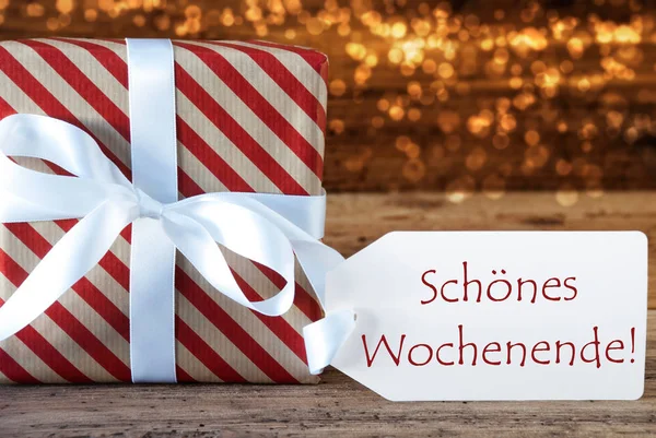 Atmospheric Christmas Gift With Label, Schoenes Wochenende Means Happy Weekend — Stock Photo, Image