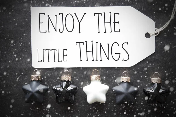 Černá vánoční koule, sněhové vločky, nabídka těšit na maličkosti — Stock fotografie