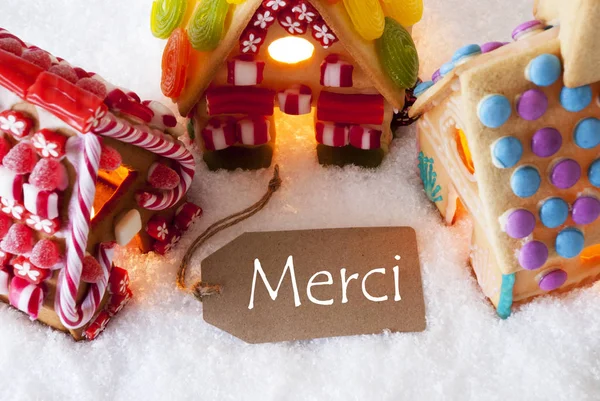Цветные пряники дом, снег, Merci означает спасибо — стоковое фото